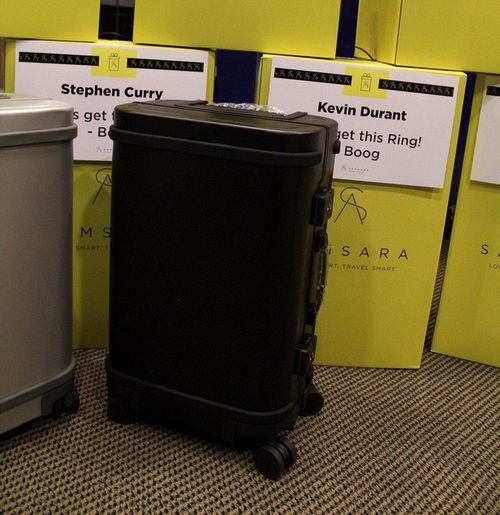 豪爽考辛斯底薪簽約不忘送禮，4600元智能行李箱見(jiàn)證勇士兄弟情