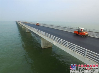 央視&ldquo;新聞聯(lián)播&rdquo;聚焦悍馬設(shè)備在珠港澳大橋上的應(yīng)用-維特根-工程機(jī)械動(dòng)態(tài)-中國(guó)路面機(jī)械網(wǎng)