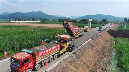 蒲煙高速公路全線水穩(wěn)開始攤鋪