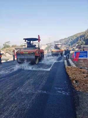 余長(zhǎng)公路磨形至長(zhǎng)坪路段封閉施工攤鋪瀝青