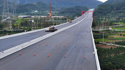 寧波舟山港六橫公路大橋一期工程主線瀝青路面鋪設完成