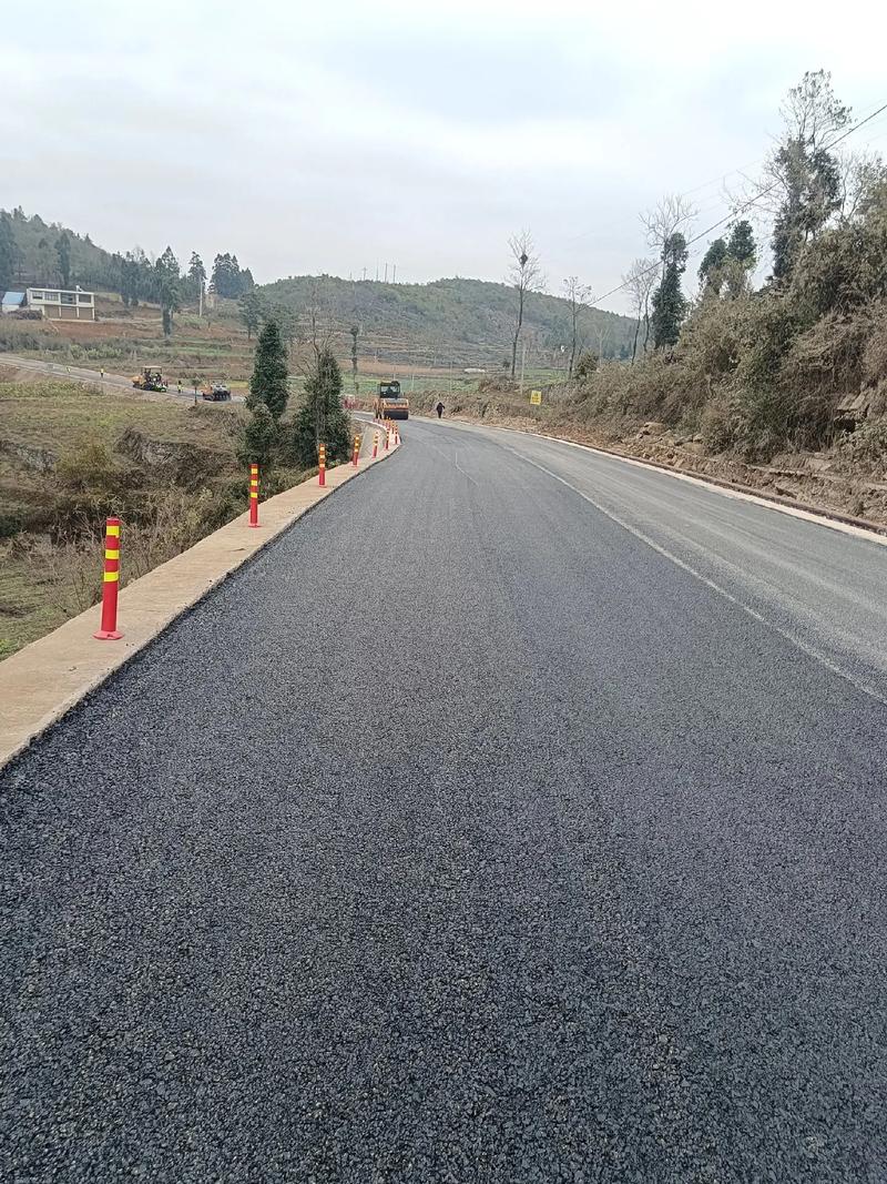 貴州旭輝科技建設(shè)安龍縣海子至灑雨公路改擴(kuò)建工程,道路瀝青路面 - 抖